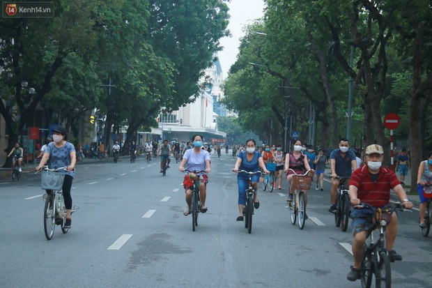 Ảnh: Người dân Thủ đô phấn khỏi ra khỏi nhà từ sớm tập thể dục trở lại sau quy định mới - Ảnh 12.