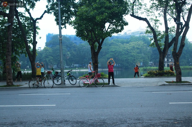 Ảnh: Người dân Thủ đô phấn khỏi ra khỏi nhà từ sớm tập thể dục trở lại sau quy định mới - Ảnh 8.