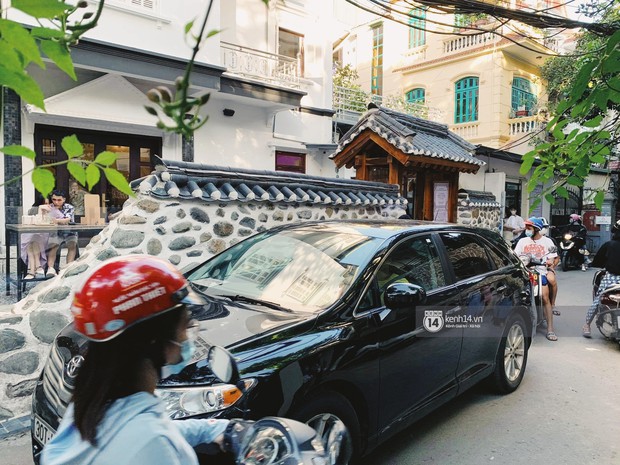 Cận cảnh Cafe hẻm Hàn Quốc đang hot ở Hà Nội: Không đẹp như hình, giới trẻ check-in bát nháo làm Công an phải chấn chỉnh liên tục - Ảnh 3.