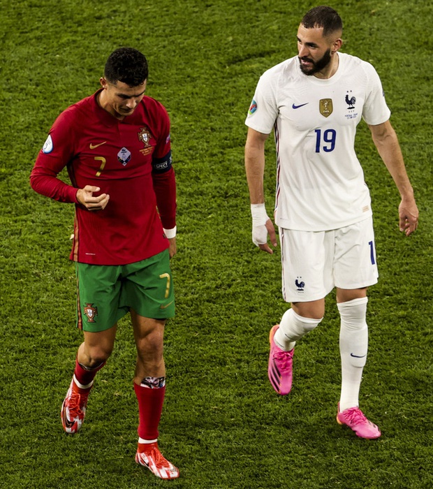 Hé lộ bí mật đáng yêu nhất mùa Euro 2020: Ronaldo bảo vệ đôi chân bằng hình ảnh của bạn gái Georgina - Ảnh 2. Hé lộ bí mật đáng yêu nhất mùa Euro 2020: Ronaldo bảo vệ đôi chân bằng hình ảnh của bạn gái Georgina - Ảnh 2.