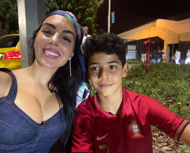 Hé lộ bí mật đáng yêu nhất mùa Euro 2020: Ronaldo bảo vệ đôi chân bằng hình ảnh của bạn gái Georgina - Ảnh 3. Hé lộ bí mật đáng yêu nhất mùa Euro 2020: Ronaldo bảo vệ đôi chân bằng hình ảnh của bạn gái Georgina - Ảnh 3.