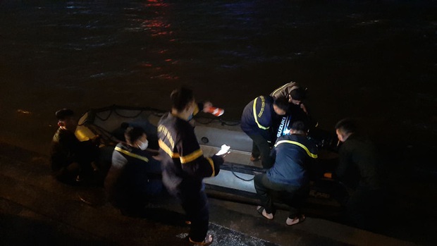 NÓNG: Bị lật thuyền trong lúc mưa to, dông lốc, người đàn ông bị sóng đánh ra giữa Hồ Tây - Ảnh 5.