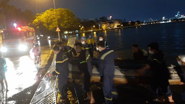 NÓNG: Bị lật thuyền trong lúc mưa to, dông lốc, người đàn ông bị sóng đánh ra giữa Hồ Tây - Ảnh 6.