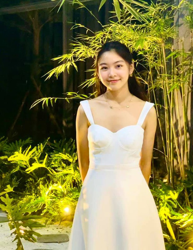 Chùm ảnh: Lọ Lem nhà MC Quyền Linh xinh quá, đứng giữa biệt thự 21 tỷ ngập hoa trái lại càng xinh - Ảnh 1. Chùm ảnh: Lọ Lem nhà MC Quyền Linh xinh quá, đứng giữa biệt thự 21 tỷ ngập hoa trái lại càng xinh - Ảnh 1.