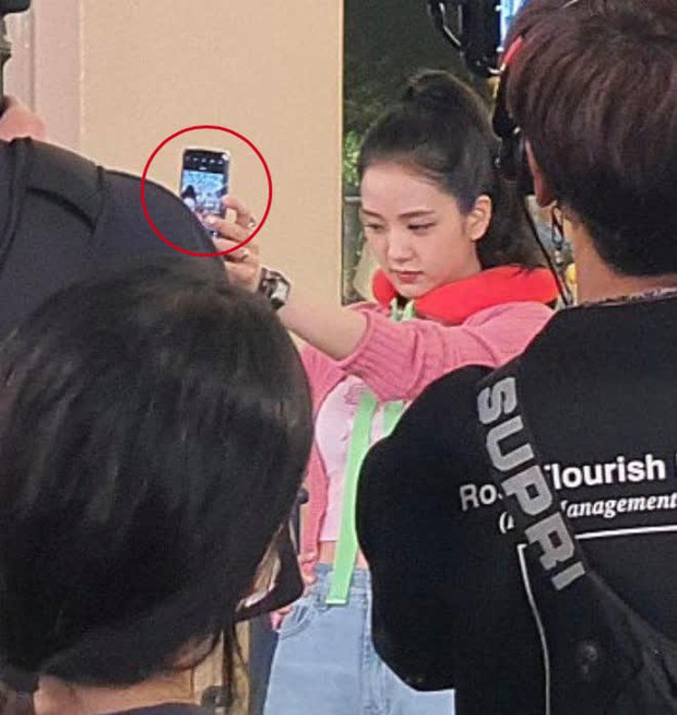 Rò rỉ hình ảnh BLACKPINK ghi hình tại Everland: Jisoo gây sốt với phong cách selfie khác lạ - Ảnh 3.