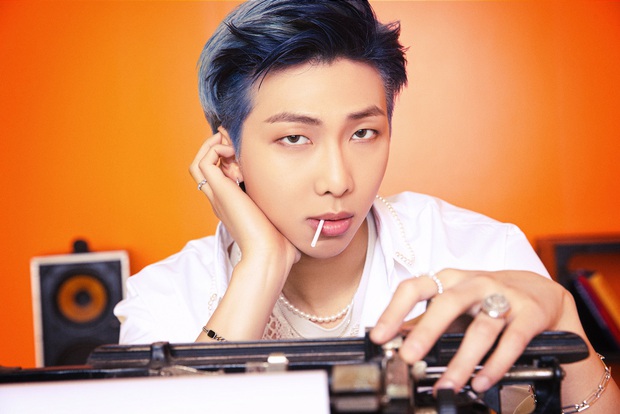 Bộ ảnh đầu tiên của BTS cho màn comeback mới: Style bốt lông không hiểu nổi, 1 thành viên visual lột xác gây sốc - Ảnh 7. Bộ ảnh đầu tiên của BTS cho màn comeback mới: Style bốt lông không hiểu nổi, 1 thành viên visual lột xác gây sốc - Ảnh 7.
