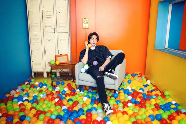 Bộ ảnh đầu tiên của BTS cho màn comeback mới: Style bốt lông không hiểu nổi, 1 thành viên visual lột xác gây sốc - Ảnh 15. Bộ ảnh đầu tiên của BTS cho màn comeback mới: Style bốt lông không hiểu nổi, 1 thành viên visual lột xác gây sốc - Ảnh 15.