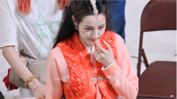Địch Lệ Nhiệt Ba máu me bê bết, diễn cảnh bị kéo lê trên đất nhìn đã thấy thương trong Ngự Giao Ký - Ảnh 1. Địch Lệ Nhiệt Ba máu me bê bết, diễn cảnh bị kéo lê trên đất nhìn đã thấy thương trong Ngự Giao Ký - Ảnh 1.
