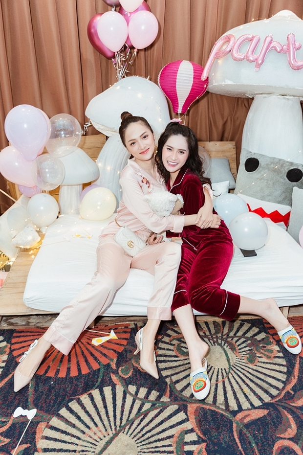 Rầm rộ ảnh Hương Giang lộ diện sau 4 tháng mất tích, được khen nhan sắc thăng hạng trong sinh nhật bạn thân nhưng thực hư thế nào? - Ảnh 3. Rầm rộ ảnh Hương Giang lộ diện sau 4 tháng mất tích, được khen nhan sắc thăng hạng trong sinh nhật bạn thân nhưng thực hư thế nào? - Ảnh 3.