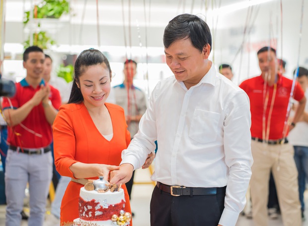 Shark Phú lần đầu khoe chân dung người phụ nữ khiến mình ở ngoài là cá mập mà về nhà thành cá con - Ảnh 1. Shark Phú lần đầu khoe chân dung người phụ nữ khiến mình ở ngoài là cá mập mà về nhà thành cá con - Ảnh 1.