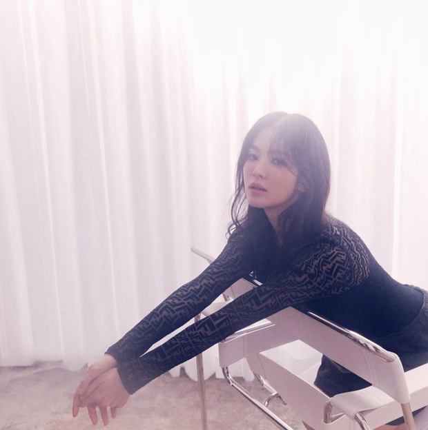 Vạn vật đổi thay riêng nhan sắc Song Hye Kyo là bất biến, nhìn ảnh tạp chí mới mà dân tình gào rú: Đẹp, đẹp, đẹp quá đáng! - Ảnh 6. Vạn vật đổi thay riêng nhan sắc Song Hye Kyo là bất biến, nhìn ảnh tạp chí mới mà dân tình gào rú: Đẹp, đẹp, đẹp quá đáng! - Ảnh 6.