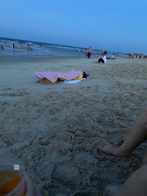 Đang ở giữa bãi biển, cô nàng thản nhiên nằm xuống bãi cát làm một chuyện khiến ai cũng ái ngại - Ảnh 1. Đang ở giữa bãi biển, cô nàng thản nhiên nằm xuống bãi cát làm một chuyện khiến ai cũng ái ngại - Ảnh 1.