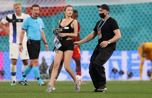 Tìm ra danh tính fan nữ siêu vòng 1 làm náo loạn tại Euro 2020: Là người mẫu trẻ, lượng người theo dõi tăng vọt sau sự cố - Ảnh 4. Tìm ra danh tính fan nữ siêu vòng 1 làm náo loạn tại Euro 2020: Là người mẫu trẻ, lượng người theo dõi tăng vọt sau sự cố - Ảnh 4.