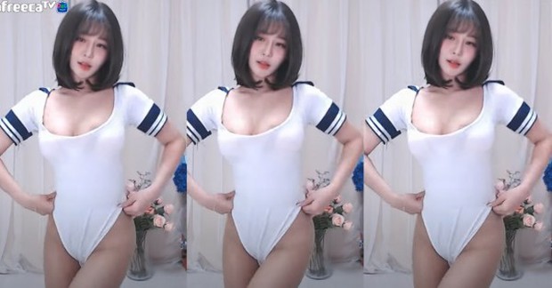 Thả rông vòng một trên sóng, nữ streamer lộ hàng đáng tiếc, vội trần tình Thứ bạn thấy không giống như bạn nghĩ đâu - Ảnh 2. Thả rông vòng một trên sóng, nữ streamer lộ hàng đáng tiếc, vội trần tình Thứ bạn thấy không giống như bạn nghĩ đâu - Ảnh 2.