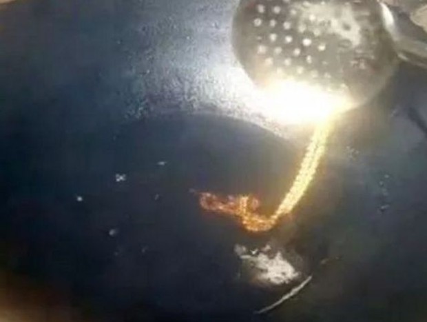 Cố tình thả dây chuyền vàng vào chảo nóng để livestream, người phụ nữ thích khoe của nhận cái kết quê một cục vì 1 điều không ngờ tới - Ảnh 1. Cố tình thả dây chuyền vàng vào chảo nóng để livestream, người phụ nữ thích khoe của nhận cái kết quê một cục vì 1 điều không ngờ tới - Ảnh 1.