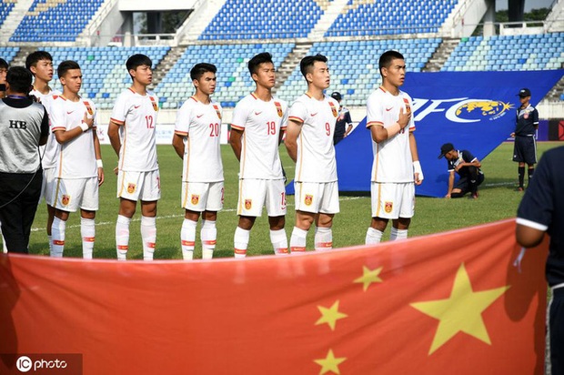 Vào thế bí, bóng đá Trung Quốc mang thứ vũ khí bị mỉa mai ra đe dọa ĐT Việt Nam - Ảnh 1.