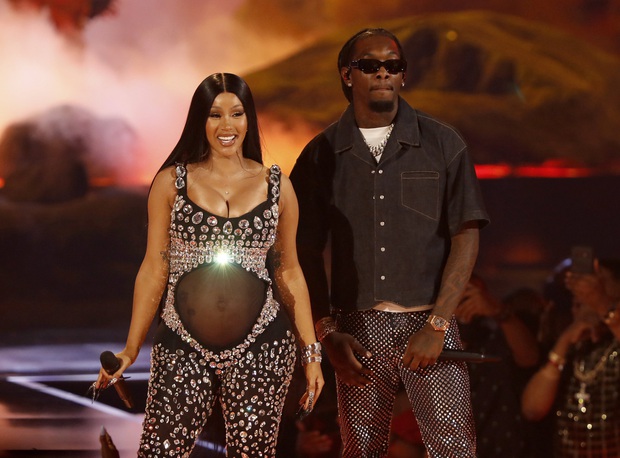 Tuyên bố mang thai mạnh bạo kiểu Cardi B: 2 lần vác bụng to hết đung đưa lại đến nhảy tưng tưng ở lễ trao giải, nhìn có thót tim không? - Ảnh 8. Tuyên bố mang thai mạnh bạo kiểu Cardi B: 2 lần vác bụng to hết đung đưa lại đến nhảy tưng tưng ở lễ trao giải, nhìn có thót tim không? - Ảnh 8.