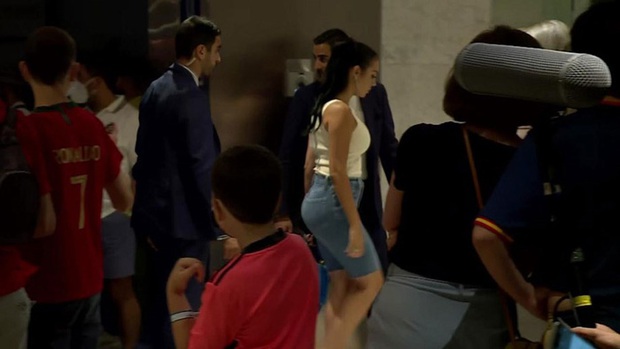 Biết Ronaldo buồn vì Bồ Đào Nha bị loại, Georgina lập tức có mặt tại khách sạn của đội tuyển để an ủi CR7 - Ảnh 1. Biết Ronaldo buồn vì Bồ Đào Nha bị loại, Georgina lập tức có mặt tại khách sạn của đội tuyển để an ủi CR7 - Ảnh 1.