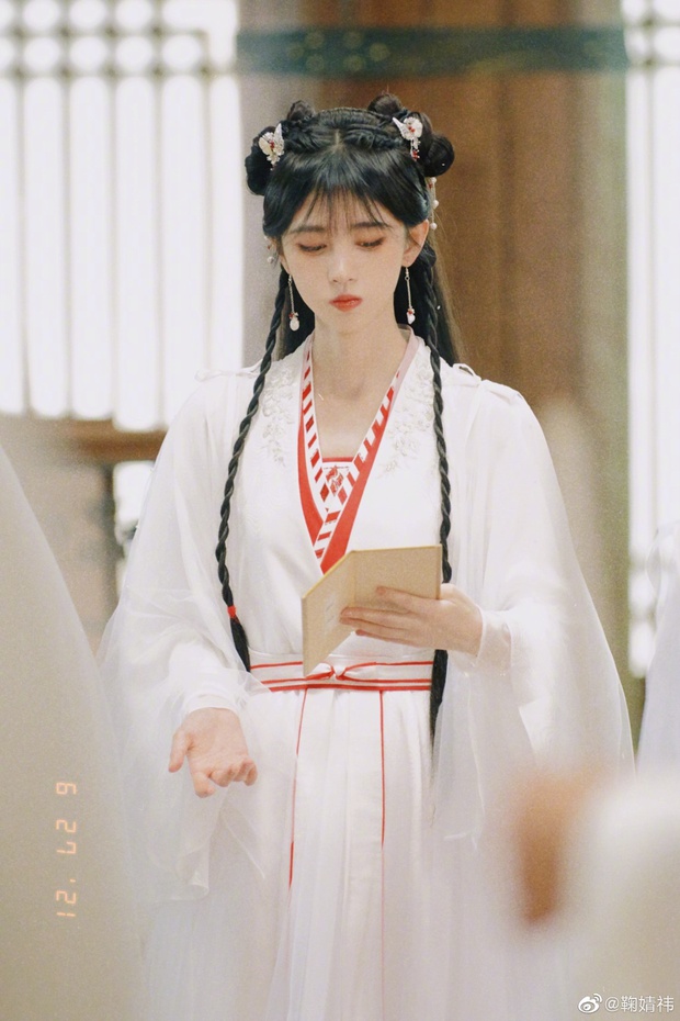 Chiếc ố lố nhất mọi thời đại của Cúc Tịnh Y: Bự như muốn nuốt luôn chị đẹp, nhan sắc cũ mèm mà che chi trời? - Ảnh 6. Chiếc ố lố nhất mọi thời đại của Cúc Tịnh Y: Bự như muốn nuốt luôn chị đẹp, nhan sắc cũ mèm mà che chi trời? - Ảnh 6.