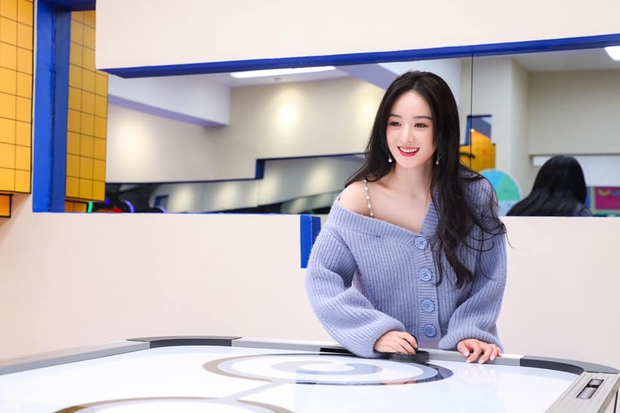 Phụ nữ đẹp nhất khi không thuộc về ai: Triệu Lệ Dĩnh bùng nổ visual xuất sắc trên show, Phùng Thiệu Phong có tiếc không? - Ảnh 3. Phụ nữ đẹp nhất khi không thuộc về ai: Triệu Lệ Dĩnh bùng nổ visual xuất sắc trên show, Phùng Thiệu Phong có tiếc không? - Ảnh 3.