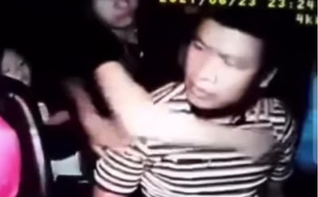 Thanh niên đánh tài xế taxi đổ máu ở Bình Phước đã đưa vợ, con rời khỏi nơi tạm trú - Ảnh 1. Thanh niên đánh tài xế taxi đổ máu ở Bình Phước đã đưa vợ, con rời khỏi nơi tạm trú - Ảnh 1.