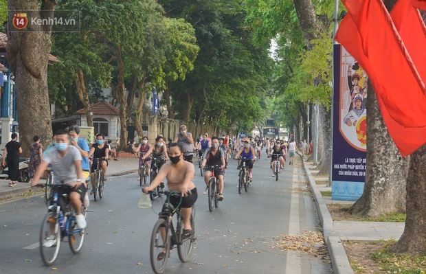 Người Hà Nội đổ xô đi thuê xe đạp, tiểu thương ung dung kiếm tiền triệu mỗi ngày - Ảnh 2.