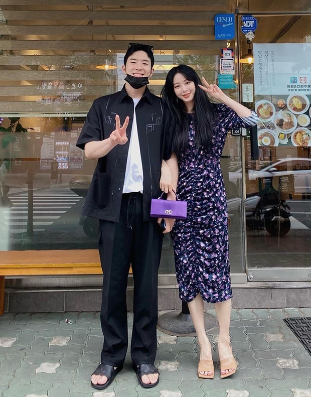 Bị Dispatch “bóc trần”, Han Ye Seul phải thừa nhận bạn trai kém 10 tuổi làm ở quán karaoke, nhưng nói gì về nghi vấn trai bao? - Ảnh 2. Bị Dispatch “bóc trần”, Han Ye Seul phải thừa nhận bạn trai kém 10 tuổi làm ở quán karaoke, nhưng nói gì về nghi vấn trai bao? - Ảnh 2.