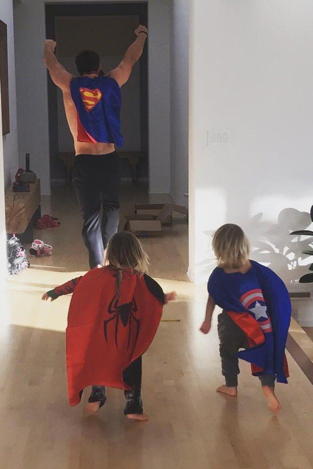 Bụt chùa nhà không thiêng: Con trai đòi Iron Man mua đồ chơi Spider-Man, Thor bất lực vì con gái mê... siêu nhân nhà đối thủ - Ảnh 8. Bụt chùa nhà không thiêng: Con trai đòi Iron Man mua đồ chơi Spider-Man, Thor bất lực vì con gái mê... siêu nhân nhà đối thủ - Ảnh 8.