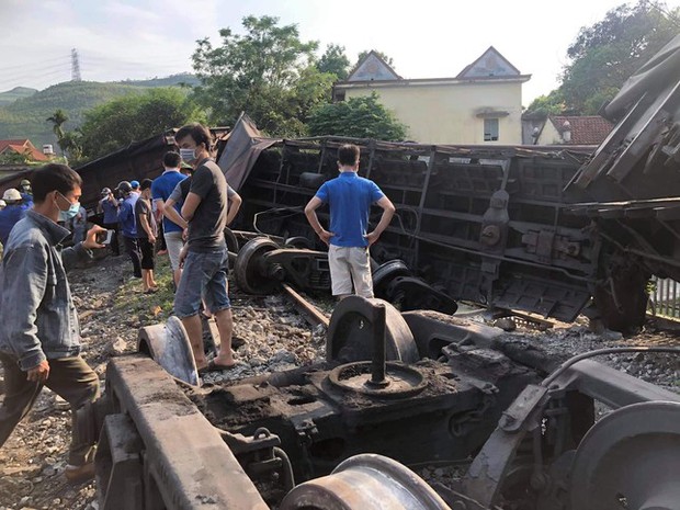 Sáu toa tàu bị đứt trôi ngược trên đường ray ở Quảng Ninh, 1 bé trai thương nặng - Ảnh 1.
