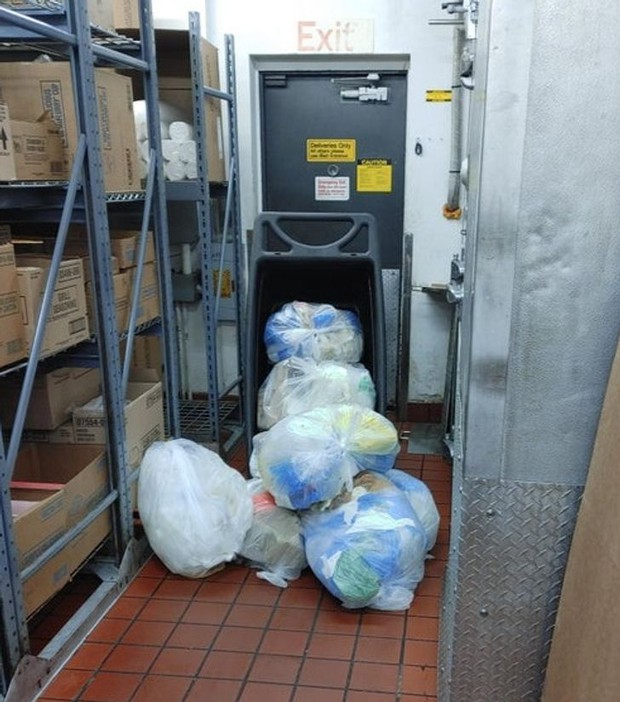 Những cảnh tượng quen thuộc trong bếp của các nhà hàng có thể sẽ khiến thực khách phải sửng sốt, nghề nấu nướng quả là vất vả! - Ảnh 3.