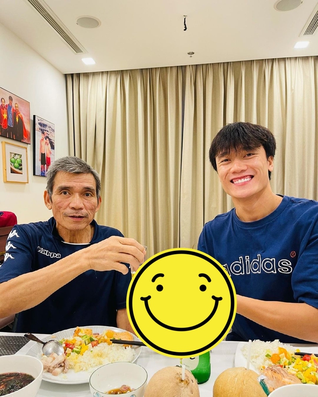 Trong lúc đồng đội vui vẻ hết cách ly, thủ môn Bùi Tiến Dũng làm gì? - Ảnh 2.