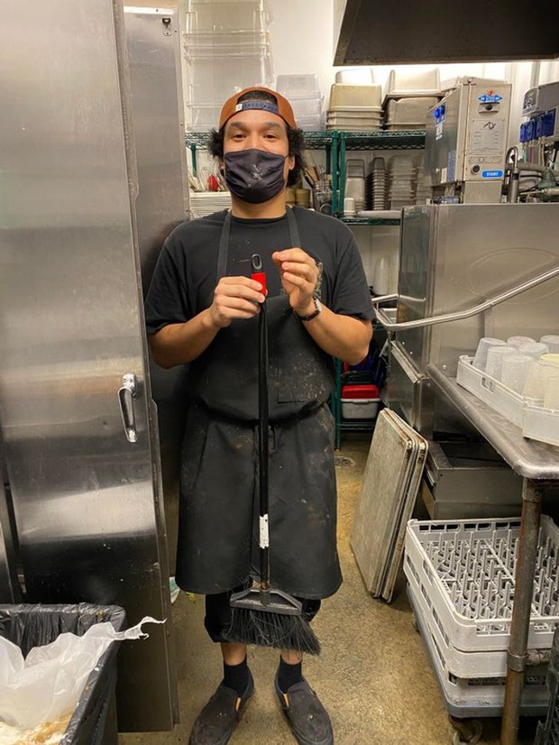 Những cảnh tượng quen thuộc trong bếp của các nhà hàng có thể sẽ khiến thực khách phải sửng sốt, nghề nấu nướng quả là vất vả! - Ảnh 10.