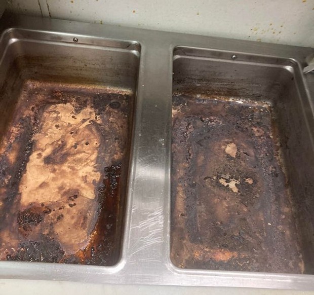 Những cảnh tượng quen thuộc trong bếp của các nhà hàng có thể sẽ khiến thực khách phải sửng sốt, nghề nấu nướng quả là vất vả! - Ảnh 11.