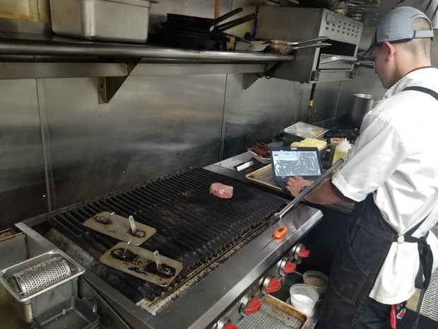 Những cảnh tượng quen thuộc trong bếp của các nhà hàng có thể sẽ khiến thực khách phải sửng sốt, nghề nấu nướng quả là vất vả! - Ảnh 7.