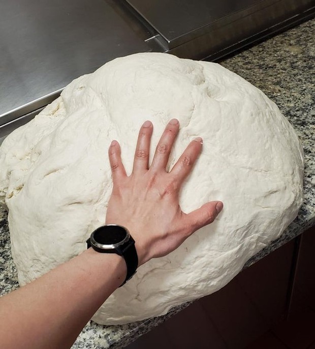 Những cảnh tượng quen thuộc trong bếp của các nhà hàng có thể sẽ khiến thực khách phải sửng sốt, nghề nấu nướng quả là vất vả! - Ảnh 9.