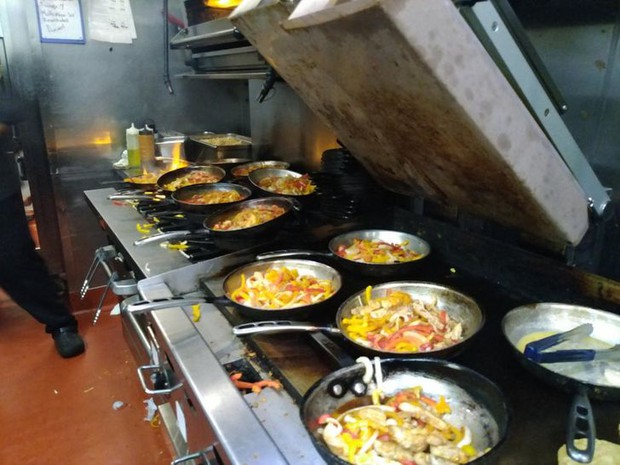 Những cảnh tượng quen thuộc trong bếp của các nhà hàng có thể sẽ khiến thực khách phải sửng sốt, nghề nấu nướng quả là vất vả! - Ảnh 12.