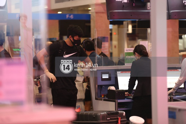 Chùm ảnh: Visual dàn cầu thủ đổ bộ sân bay Tân Sơn Nhất, về nhà mà tưởng idol Kpop đi lưu diễn - Ảnh 14.