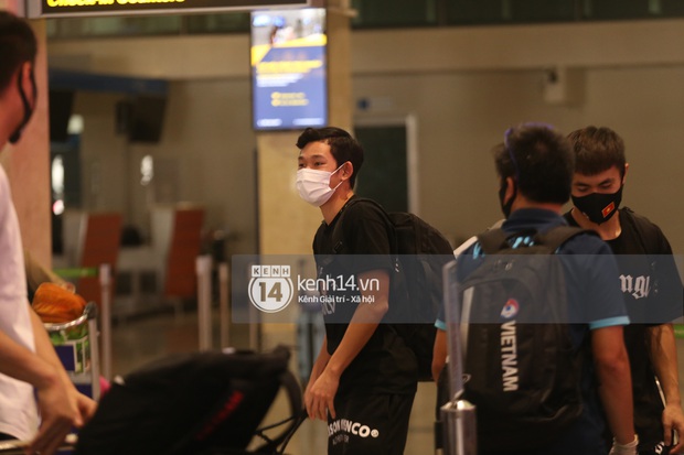 Chùm ảnh: Visual dàn cầu thủ đổ bộ sân bay Tân Sơn Nhất, về nhà mà tưởng idol Kpop đi lưu diễn - Ảnh 16.