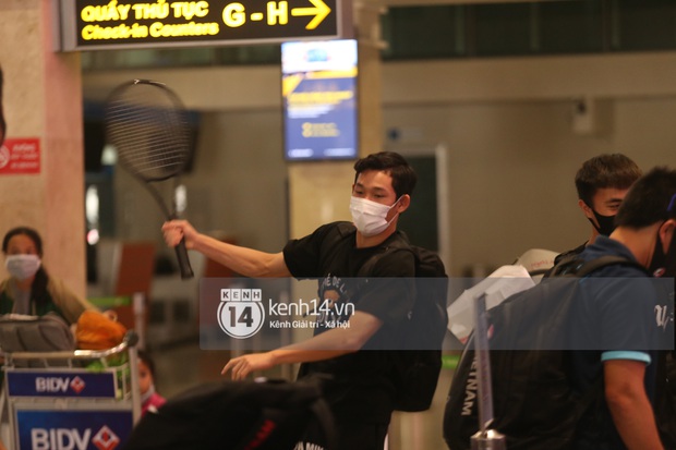 Chùm ảnh: Visual dàn cầu thủ đổ bộ sân bay Tân Sơn Nhất, về nhà mà tưởng idol Kpop đi lưu diễn - Ảnh 18.