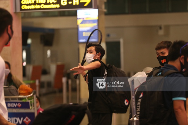 Chùm ảnh: Visual dàn cầu thủ đổ bộ sân bay Tân Sơn Nhất, về nhà mà tưởng idol Kpop đi lưu diễn - Ảnh 17.