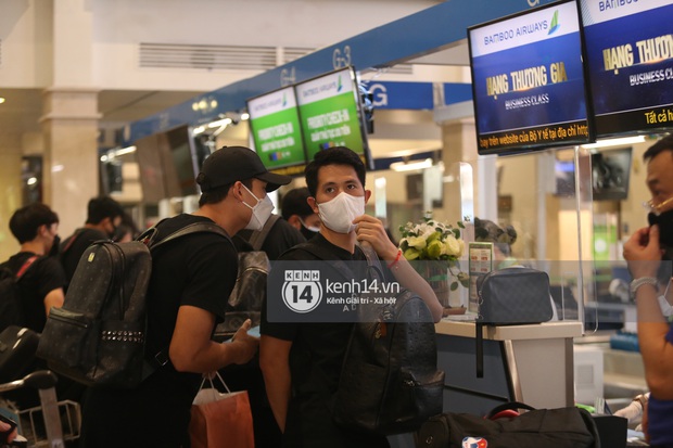 Chùm ảnh: Visual dàn cầu thủ đổ bộ sân bay Tân Sơn Nhất, về nhà mà tưởng idol Kpop đi lưu diễn - Ảnh 10.