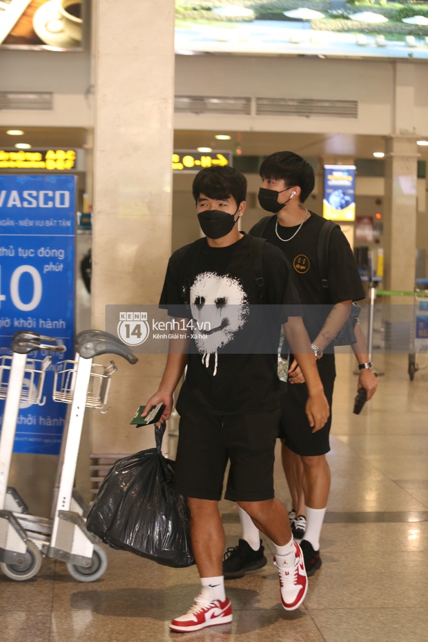 Chùm ảnh: Visual dàn cầu thủ đổ bộ sân bay Tân Sơn Nhất, về nhà mà tưởng idol Kpop đi lưu diễn - Ảnh 4.