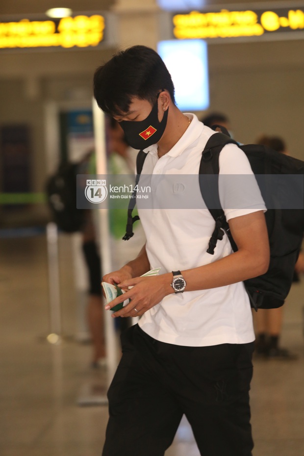 Chùm ảnh: Visual dàn cầu thủ đổ bộ sân bay Tân Sơn Nhất, về nhà mà tưởng idol Kpop đi lưu diễn - Ảnh 8.