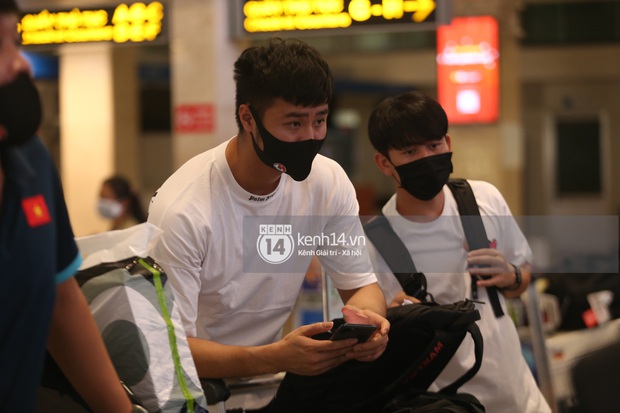 Chùm ảnh: Visual dàn cầu thủ đổ bộ sân bay Tân Sơn Nhất, về nhà mà tưởng idol Kpop đi lưu diễn - Ảnh 12.