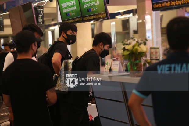 Chùm ảnh: Visual dàn cầu thủ đổ bộ sân bay Tân Sơn Nhất, về nhà mà tưởng idol Kpop đi lưu diễn - Ảnh 13.