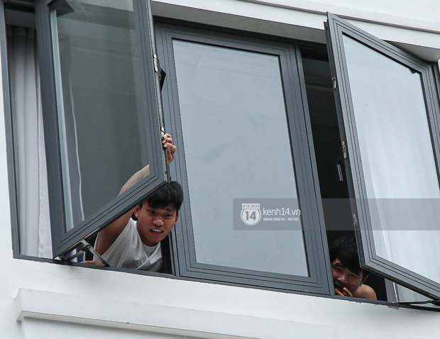 Biểu cảm của Văn Thanh và Đức Chinh khi thấy Tiến Linh được gia đình đón về, giống mấy bé mẫu giáo ghê! - Ảnh 2.