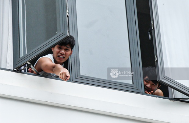 Biểu cảm của Văn Thanh và Đức Chinh khi thấy Tiến Linh được gia đình đón về, giống mấy bé mẫu giáo ghê! - Ảnh 4.