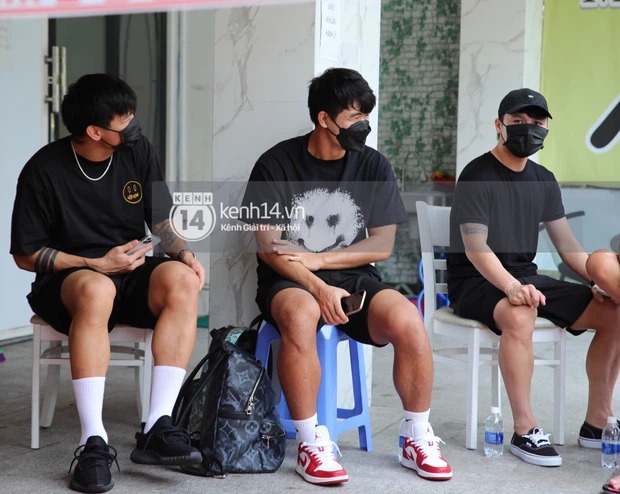 Trong lúc đồng đội vui vẻ hết cách ly, thủ môn Bùi Tiến Dũng làm gì? - Ảnh 4.
