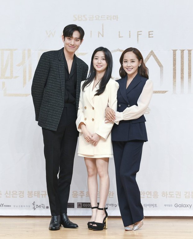 Dàn sao Penthouse 3 đổ bộ họp báo ra mắt phim: Lee Ji Ah xinh như mộng, đôi gà bông dính nhau sát rạt - Ảnh 9. Dàn sao Penthouse 3 đổ bộ họp báo ra mắt phim: Lee Ji Ah xinh như mộng, đôi gà bông dính nhau sát rạt - Ảnh 9.