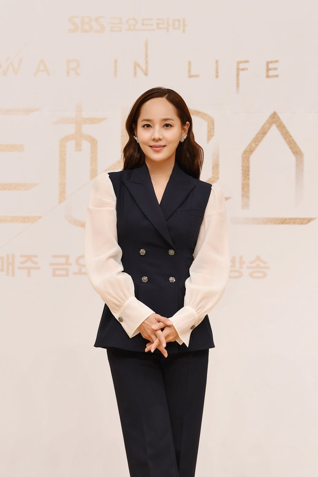 Dàn sao Penthouse 3 đổ bộ họp báo ra mắt phim: Lee Ji Ah xinh như mộng, đôi gà bông dính nhau sát rạt - Ảnh 4. Dàn sao Penthouse 3 đổ bộ họp báo ra mắt phim: Lee Ji Ah xinh như mộng, đôi gà bông dính nhau sát rạt - Ảnh 4.